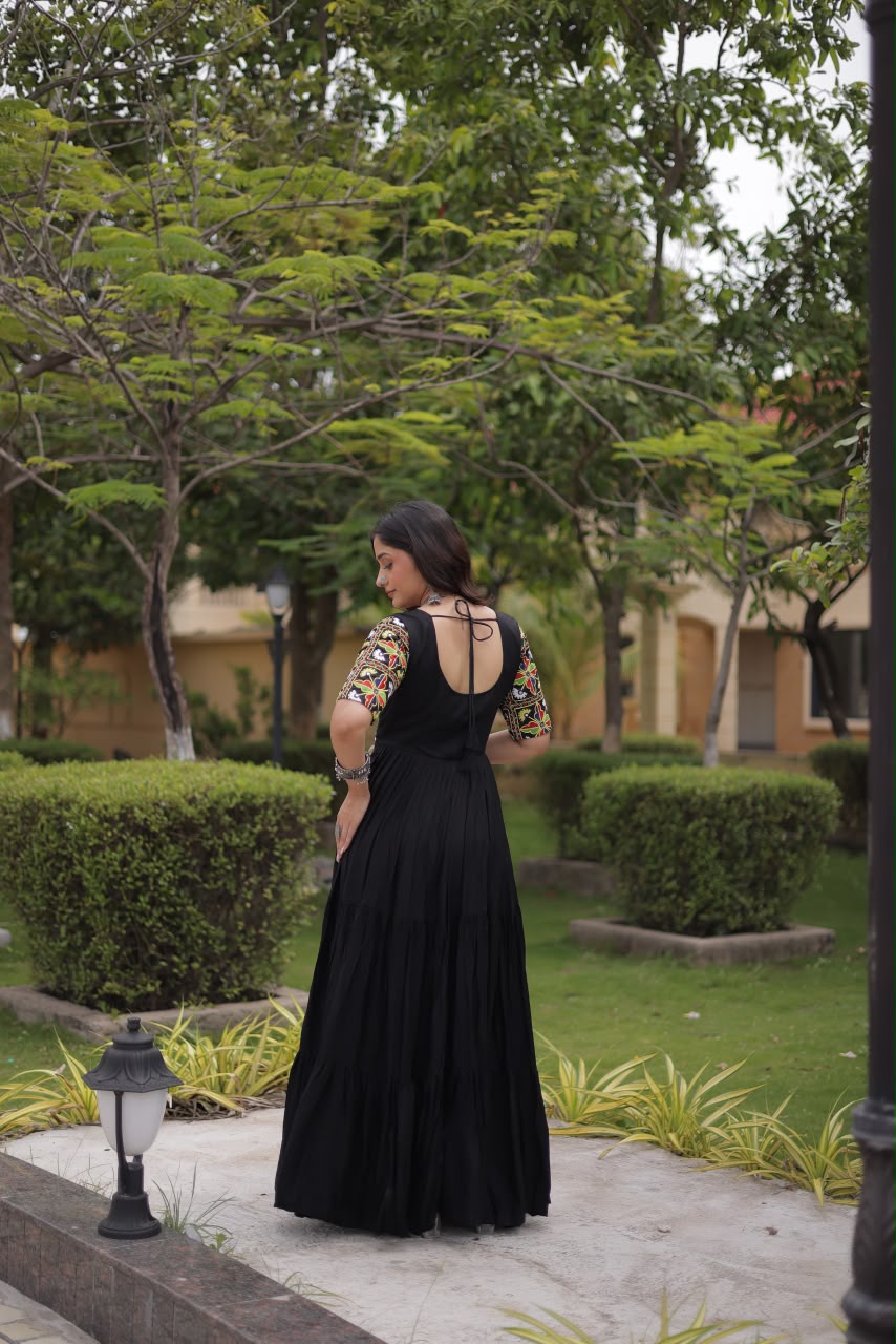 Nayra D02 Black Gown