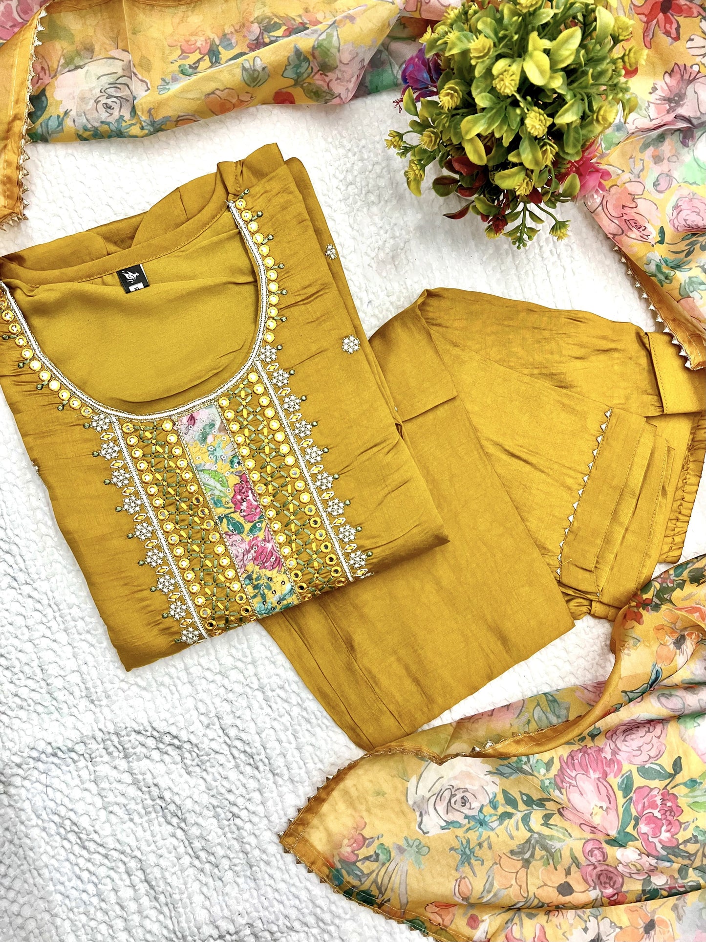 Matrut | Padmika Yellow Straight Suit