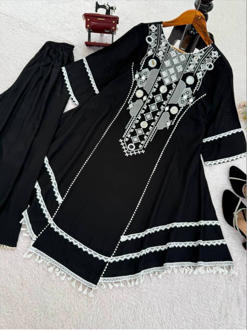 Matrut | Lukchup Black Kurti Set