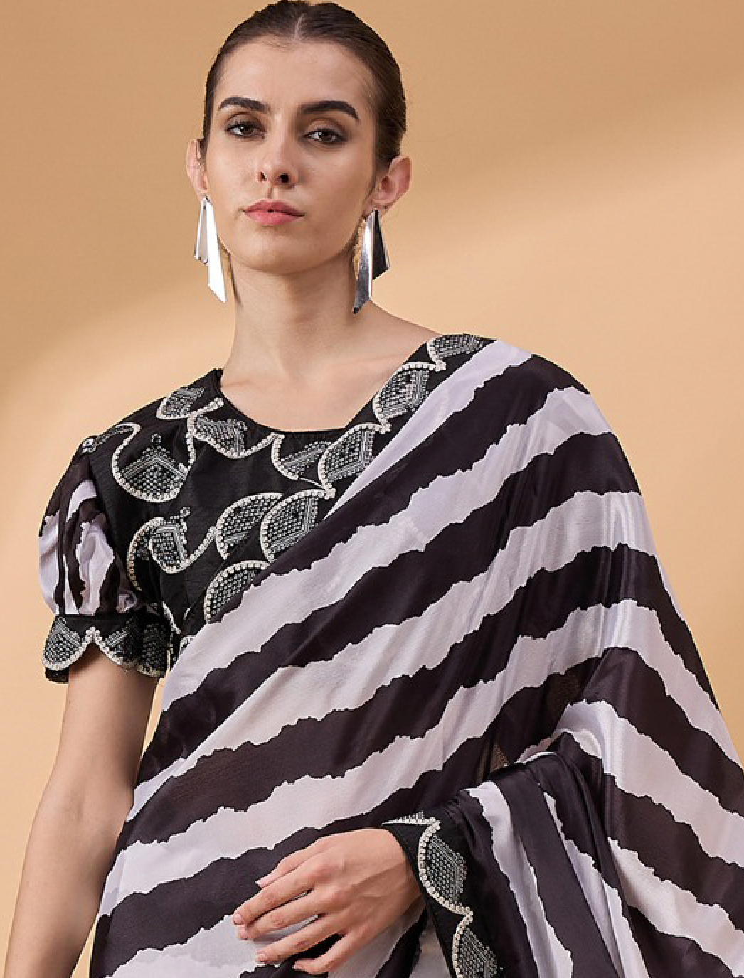 Matrut | Aavya Stripes Black Saree