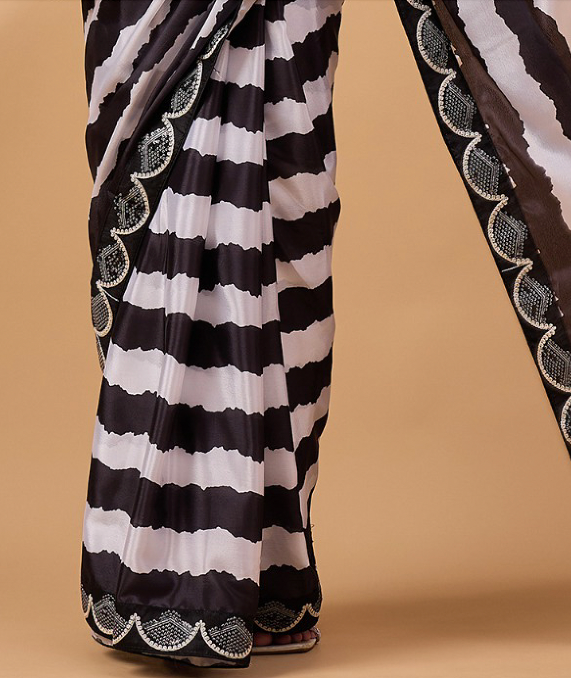 Matrut | Aavya Stripes Black Saree