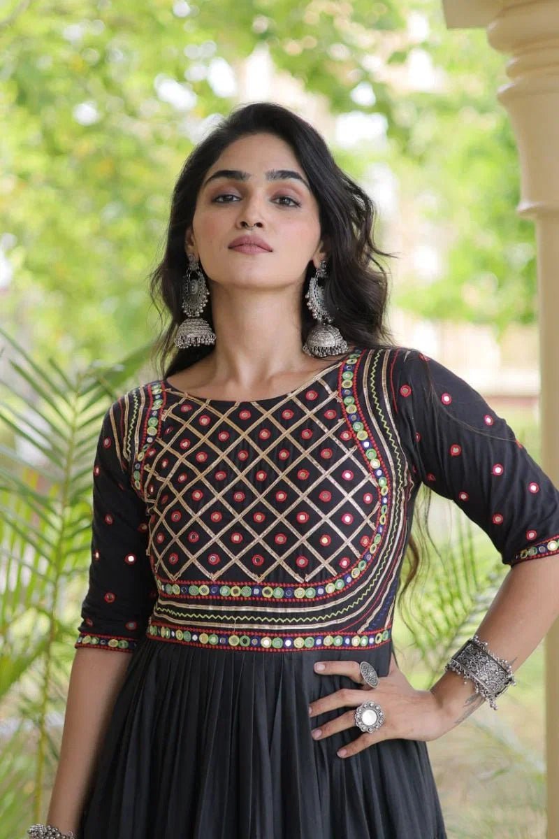 Nayra D03 A2 Black Gown