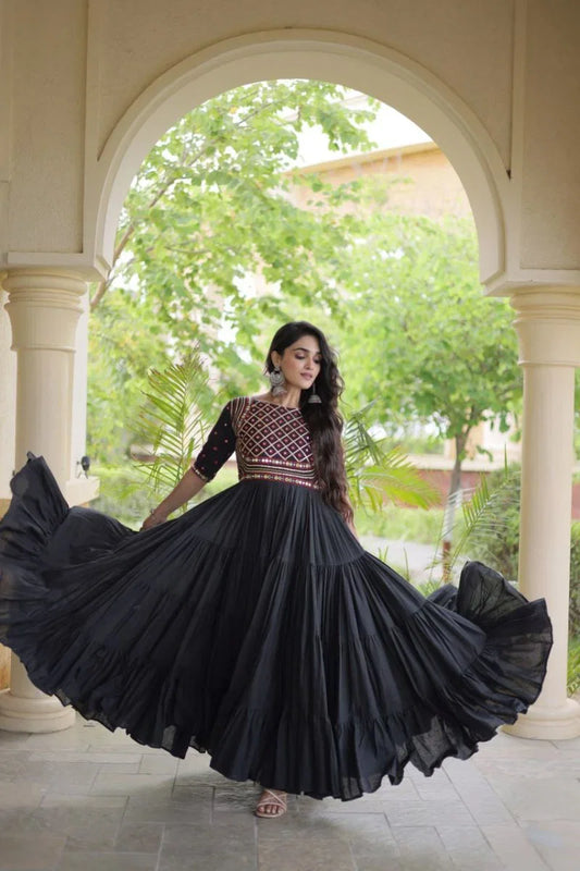 Nayra D03 A2 Black Gown