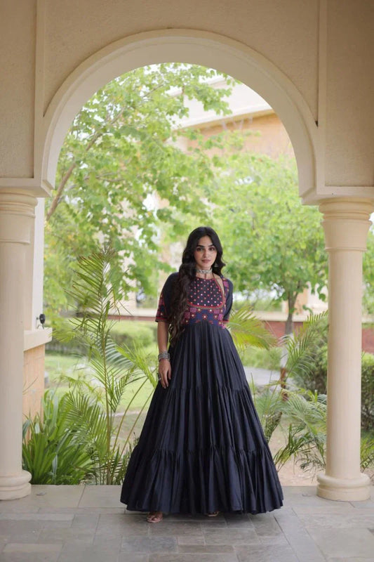 Nayra D03 A1 Black Gown