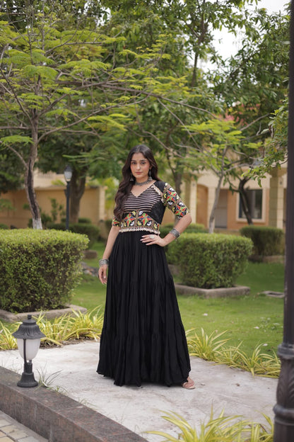 Nayra D02 Black Gown