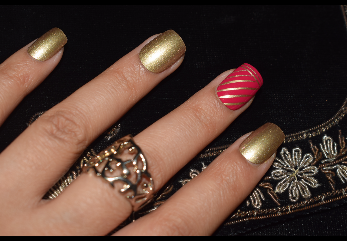 Gold Strokes Ethnic Nails