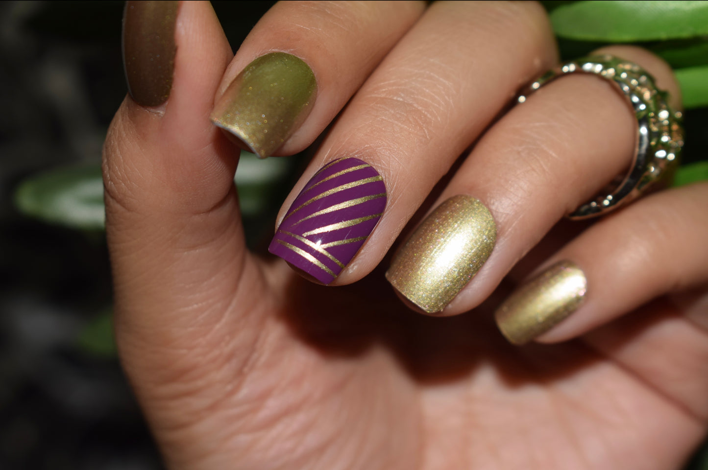 Gold Strokes Ethnic Nails