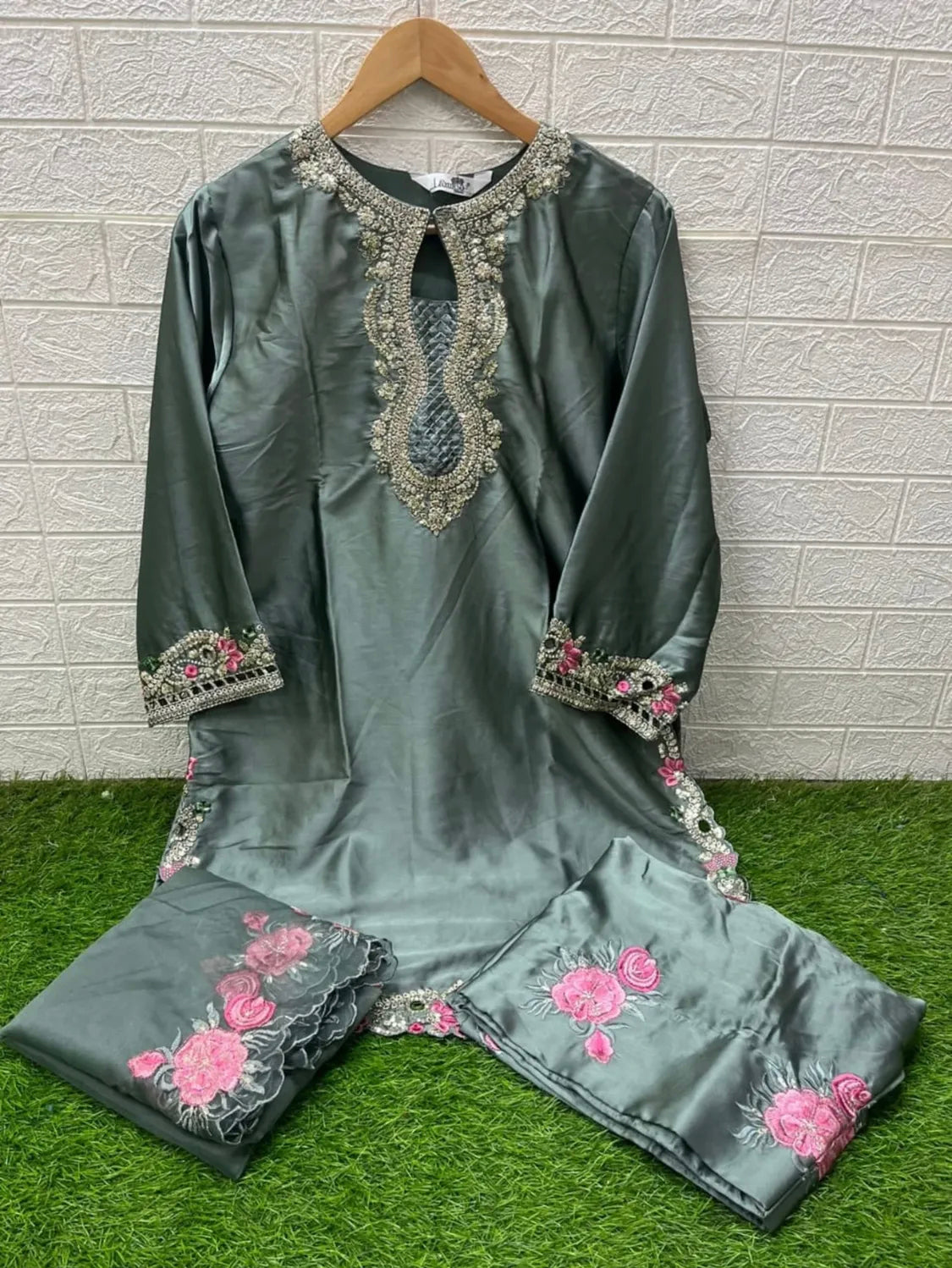 Matrut  | Jashan Green Straight Suit