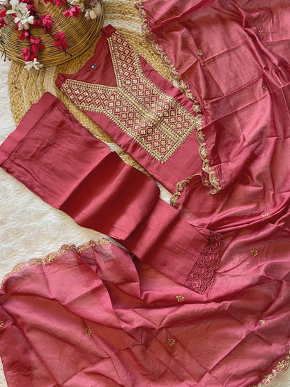 Matrut  | Padmika Pink Straight Suit