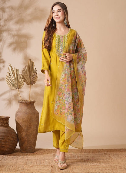 Matrut  | Padmika Yellow Straight Suit