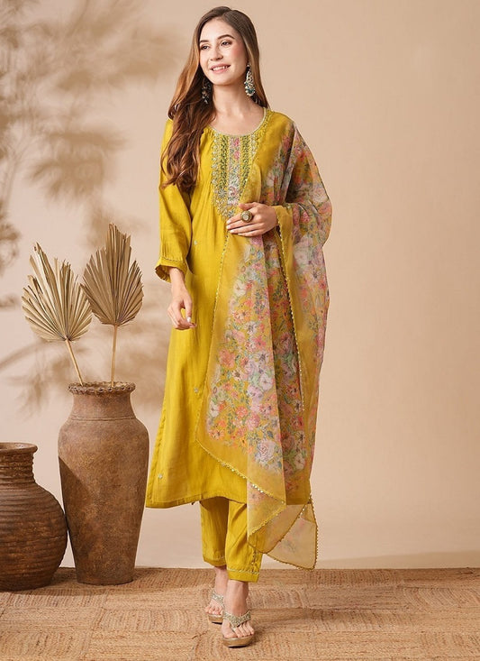 Matrut  | Padmika Yellow Straight Suit