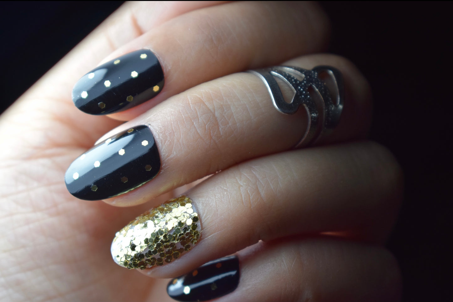 Sequinned Salar Nails